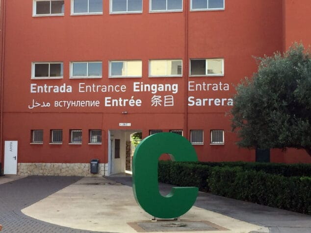 entrada al colegio cervantes
