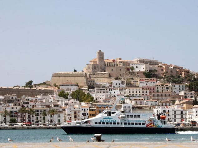ferry de balearia en el puerto de ibiza