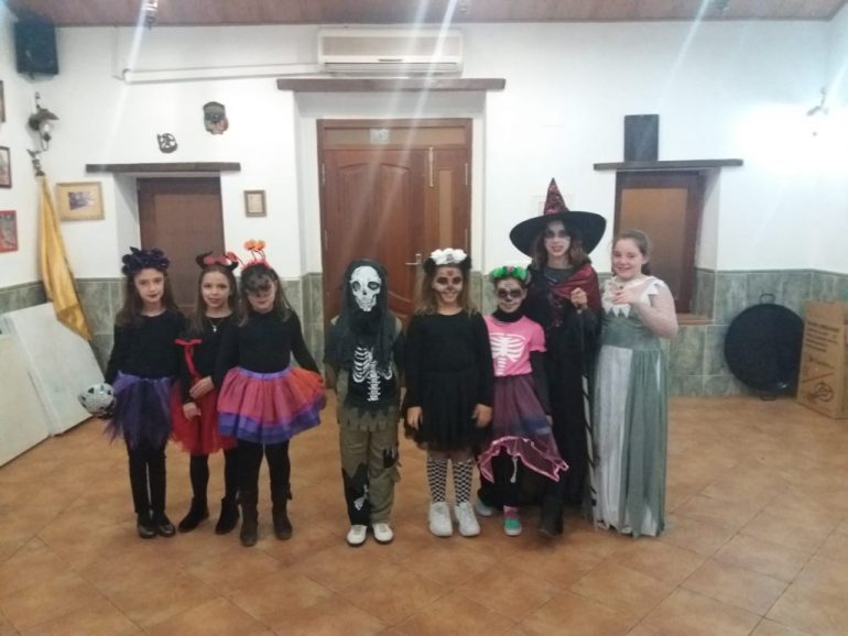 Fiesta infantil de Halloween en la falla Saladar