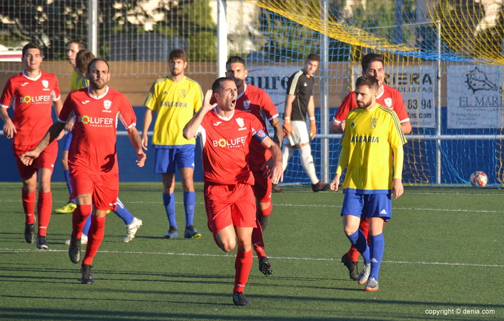 El derbi entre el CD Dénia y Pego CF deparó más goles que buen fútbol (4-3) 1 gimenez tras marcar su gol