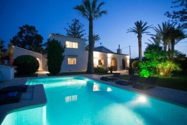 gran piscina de la villa aguila rent a villas