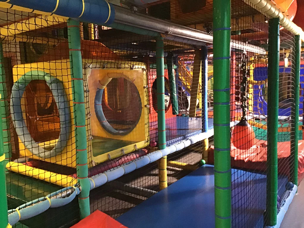 Interior del parque infantil Mon Blau