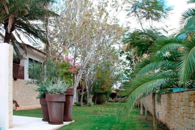Jardín con césped de la lujosa villa Abbey Properties
