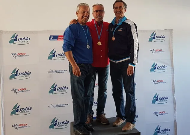 Los buenos resultados de sus palistas alzaron al Real Club Náutico Dénia al segundo puesto de la Liga Promesas de Kayak 3 juan carlos perez en los mas alto del podio