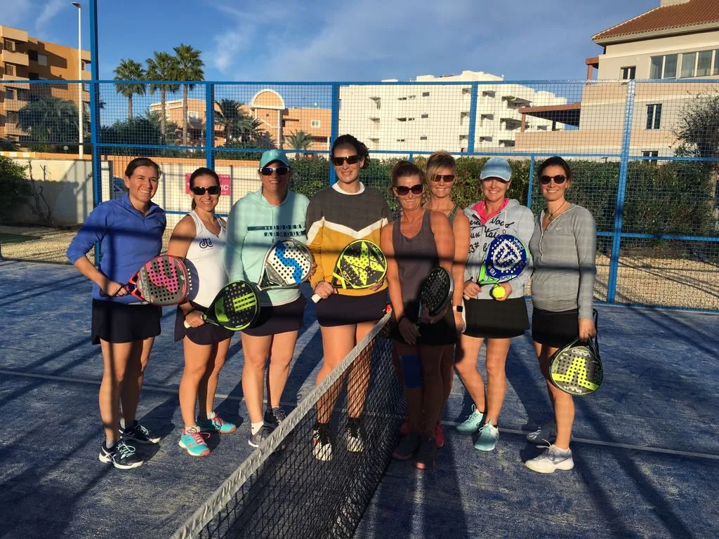 Buena jornada para los equipos de Pádel del Club Tenis Dénia 1 jugadoras del equipo paris 24 y denia