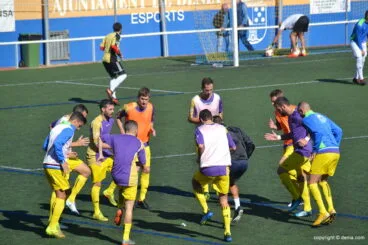 jugadores del cd denia calentando