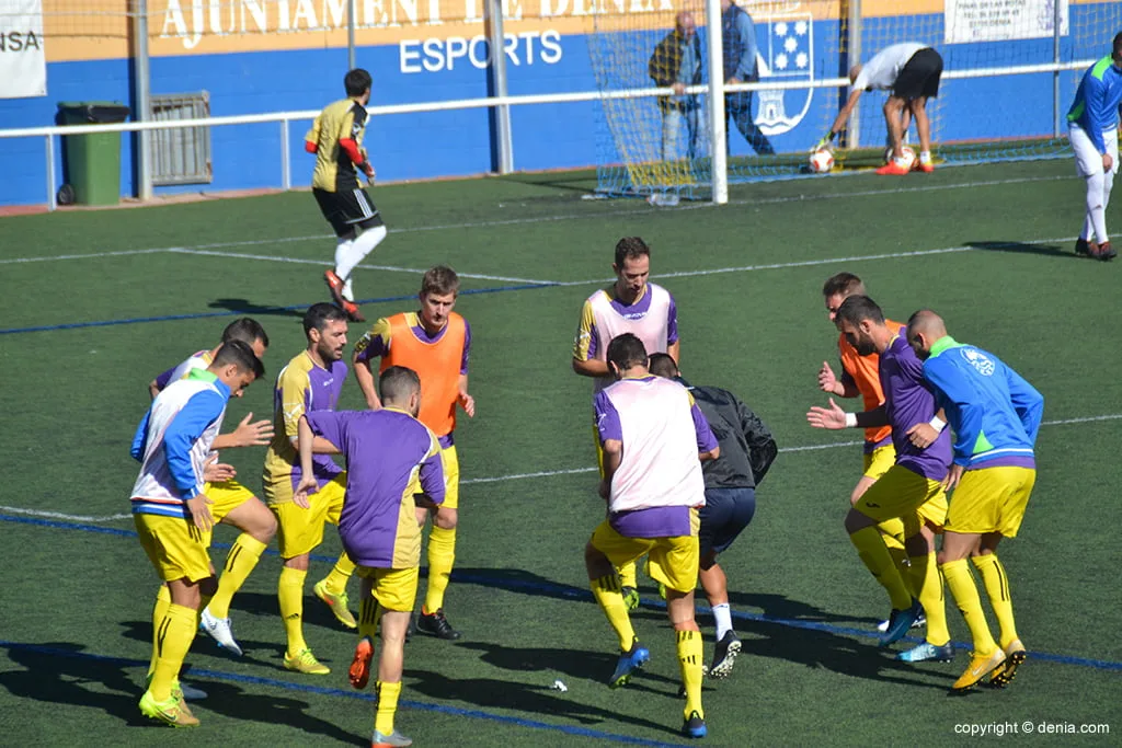 Gran expectación ante la visita este domingo del CD Jávea a Dénia 1 jugadores del cd denia calentando antes de un partido