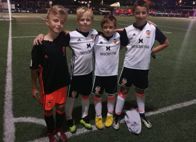 Amplia representación de la Escuela Municipal de Fútbol Base Dénia en entrenamientos del Valencia CF 3 jugadores del equipo benjamin a