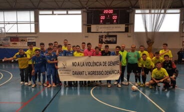 jugadores y arbitros del cfs dianense y callosa fs