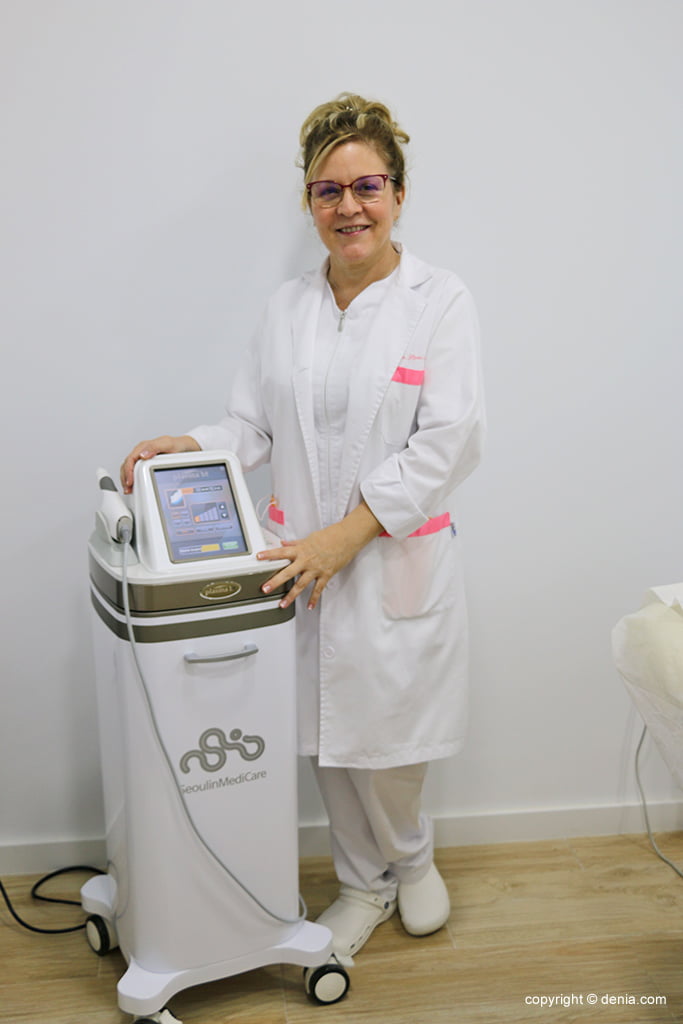La Doctora Zenia con la máquina Plasma BT Flores de Apodaca