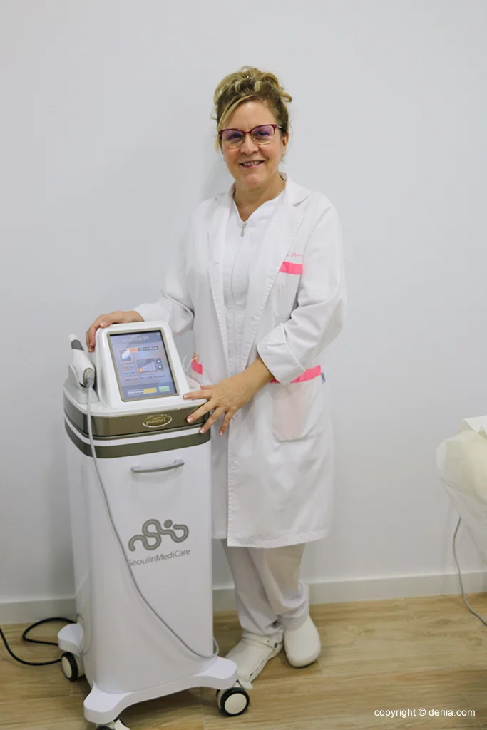 La Doctora Zenia con la máquina Plasma BT Flores de Apodaca