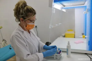 La doctora Zenia trabajando con PRP en la Clínica Flores de Apodaca