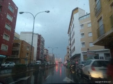 lluvia en la avenida de alicante de denia