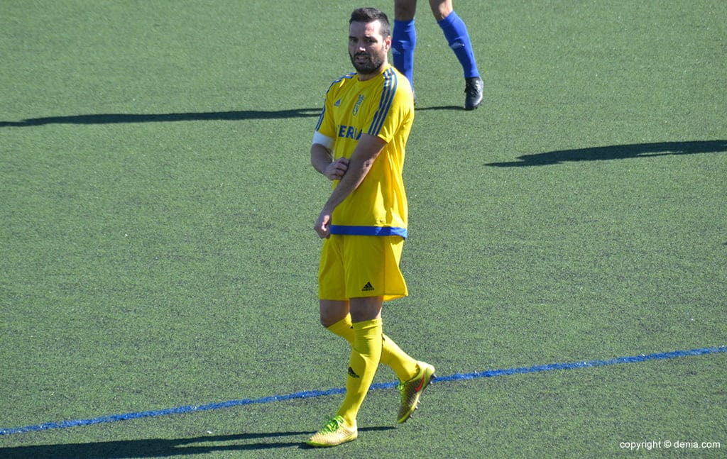 El CD Dénia lo hizo práctico en Rafelcofer donde goleó (0-4) 3 luis domenech durante un partido
