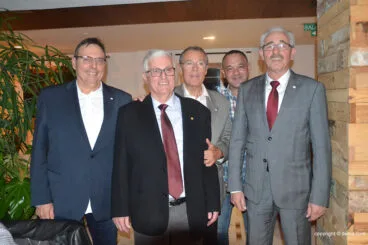 Miguel Sivera junto a los premiados con la insignia