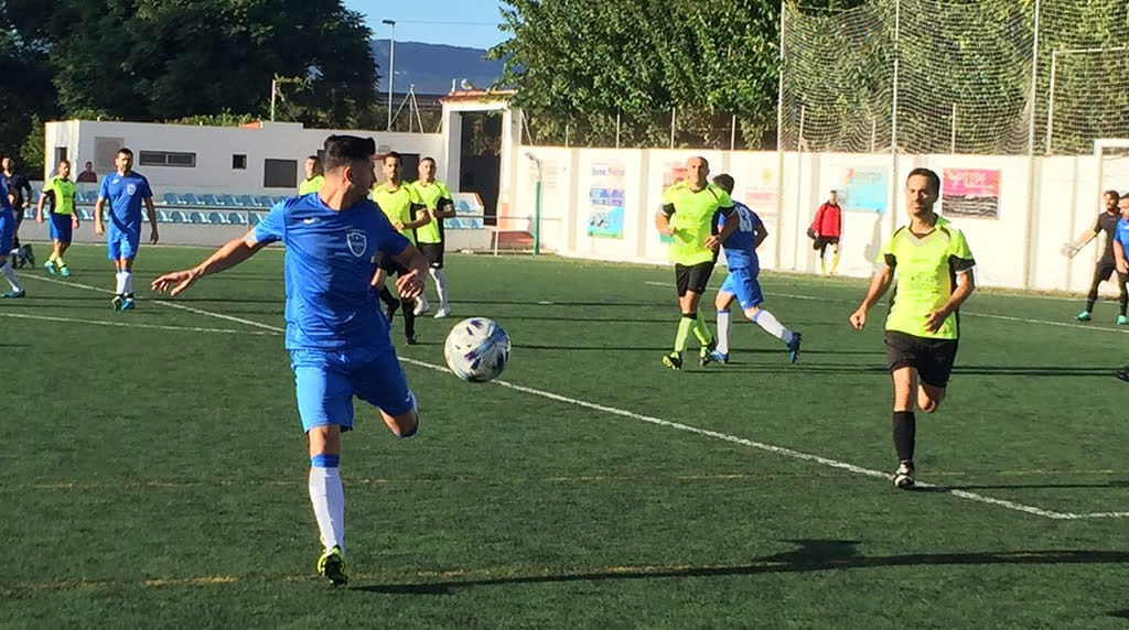 Relevo en la cabeza de la clasificación de la Liga Comarcal de Fútbol Veteranos 1 momento del partido ondara vtnos denia vtnos