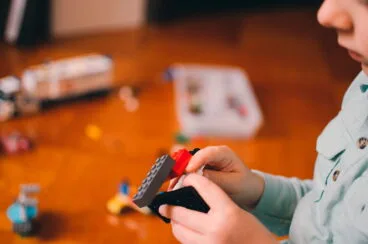 nino jugando lego