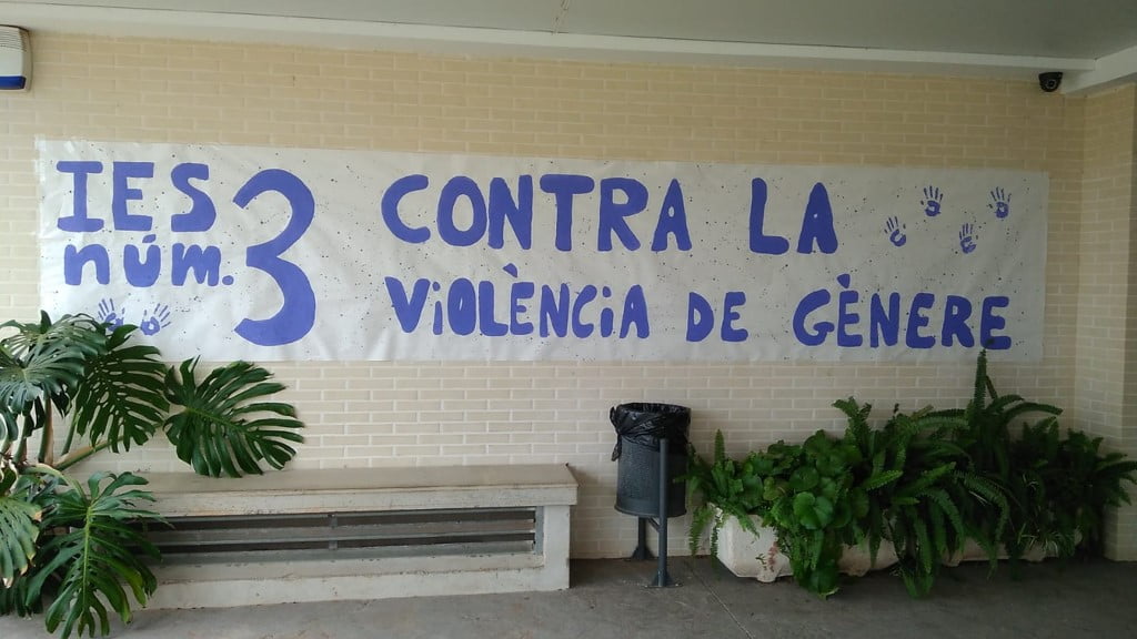 Pancarta contra la violencia de género en el IES Número 3
