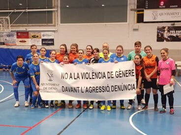 pancarta contra la violencia de genero en el pabellon dianense