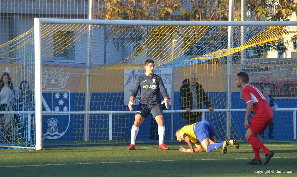 El derbi entre el CD Dénia y Pego CF deparó más goles que buen fútbol (4-3) 3 panucci logrando el uno a uno