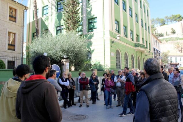 parada de la ruta guiada sobre la guerra civil en denia