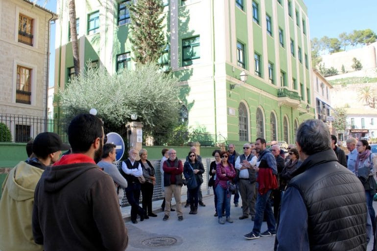 Parada de la ruta guiada sobre la Guerra Civil en Dénia