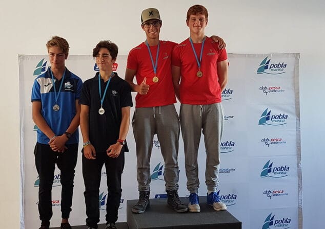 pareja de palistas del rcn denia luciendo medalla de oro