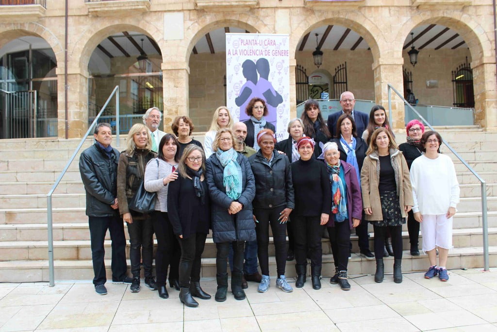 Participantes en el acto institcional del Día contra la Violencia de Género en Dénia