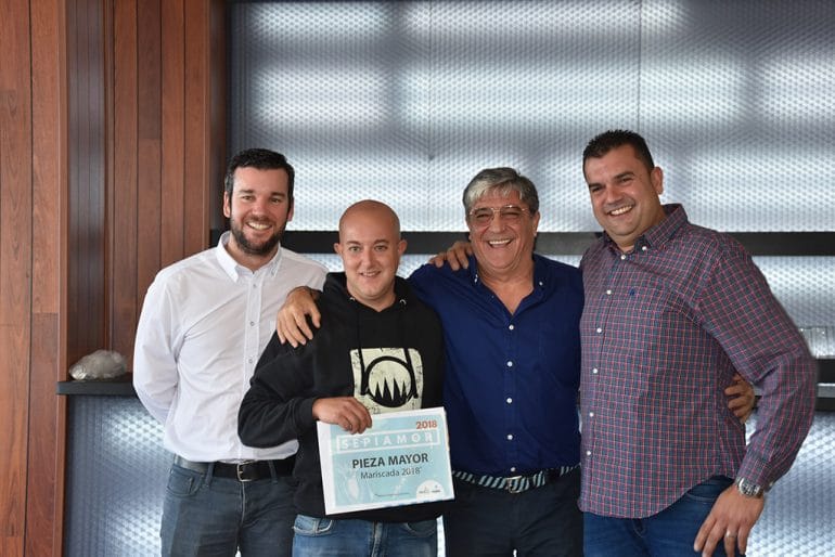 Patrón del Mar d'Iusió con su premio