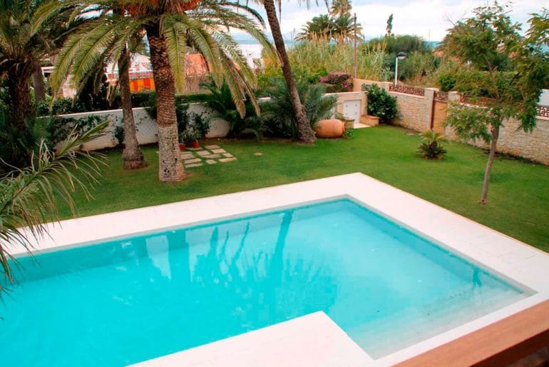 Piscina privada de la villa Abbey Properties
