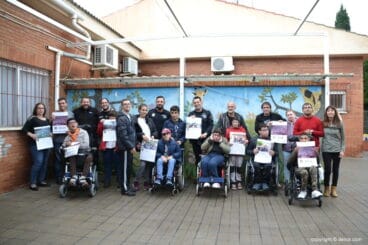 presentacion del calendario solidario del colegio raquel paya y la policia local de denia