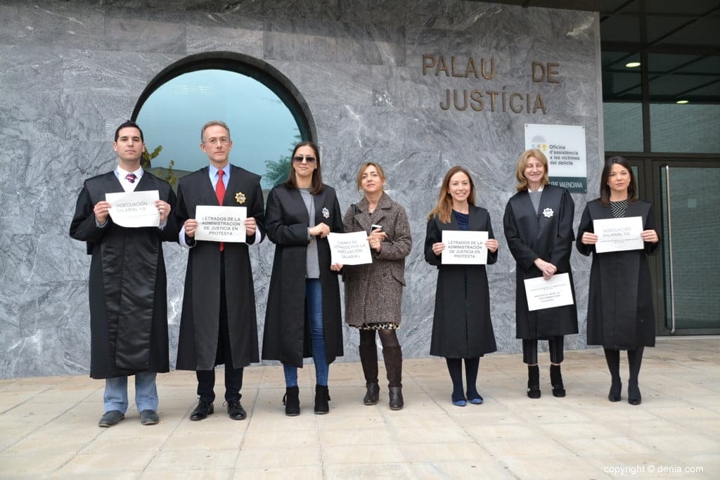 Los letrados de Dénia se unen a la huelga nacional por la adecuación salarial 1 protesta de los letrados de denia ante el juzgado