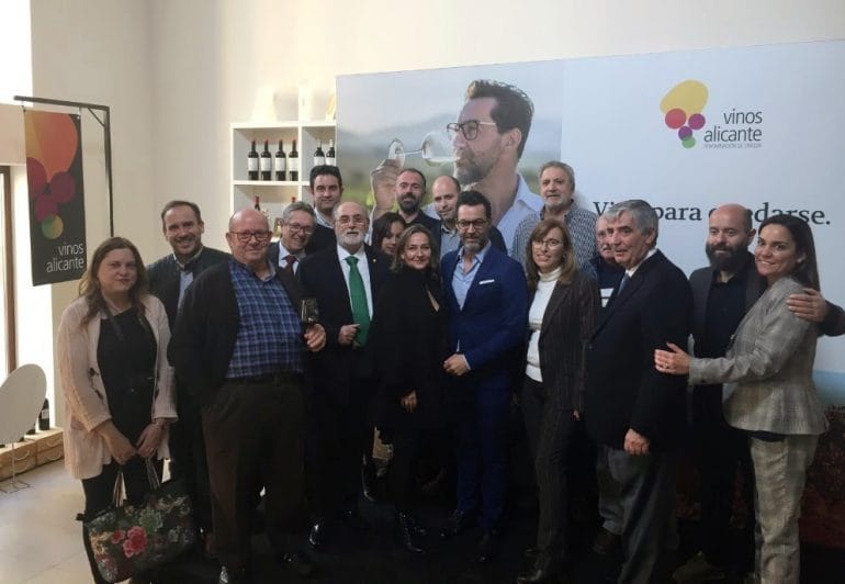 Quique Dacosta junto al equipo de los Vinos Alicante DOP