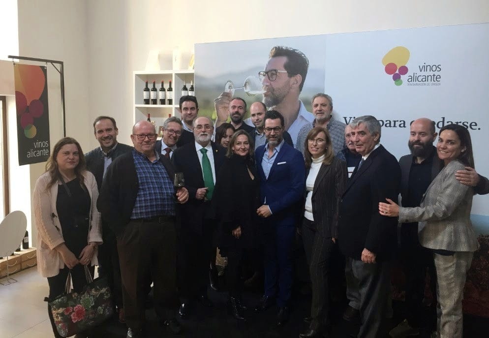 quique dacosta junto al equipo de los vinos alicante dop