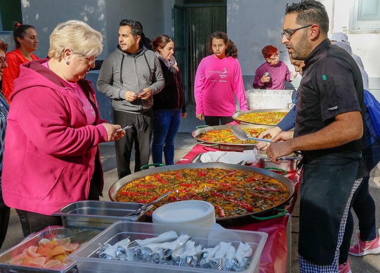 Reparto de paella en Fontilles