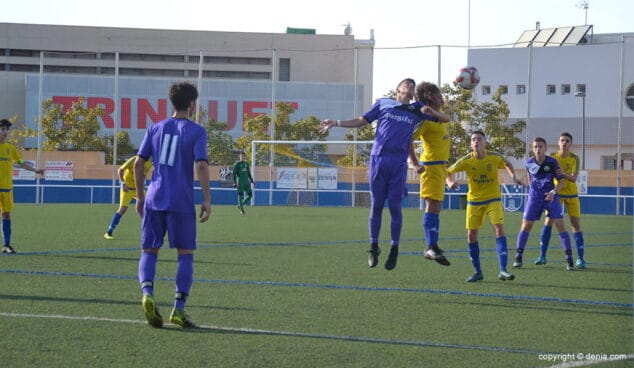 salto de un juvenil b del denia a por un balon