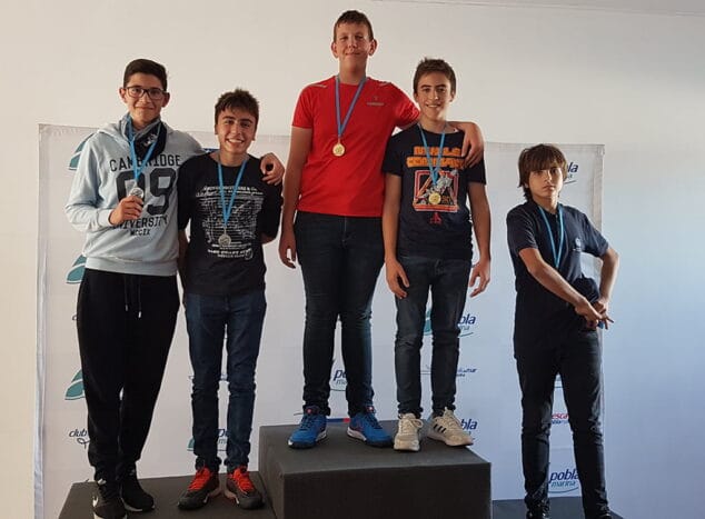 una de las parejas del k2 del rcn denia en lo alto del podio