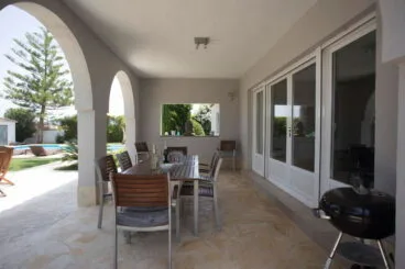 Zona comedor en exterior Aguila Rent a Villa