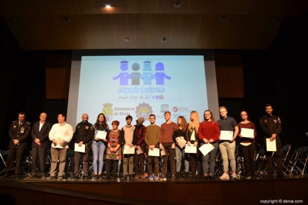 06 dia de la policia local denia alumnos que han participado en los cortos