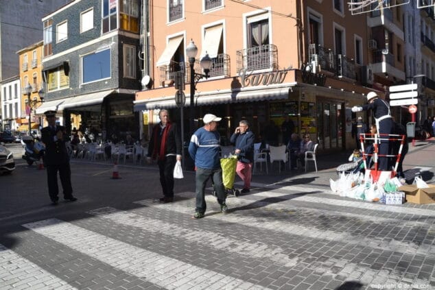 06 policia local solidaria torro y sevillano dirigiendo el trafico