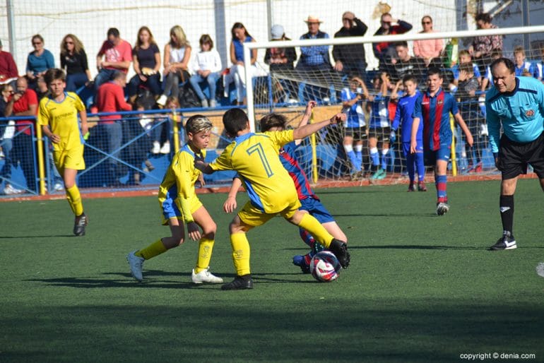Alevín del FB Dénia pugnando con uno del Levante UD