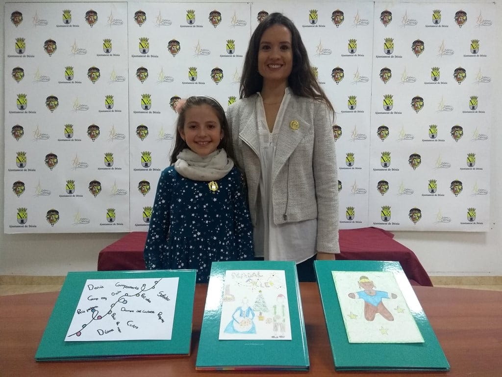 Marc Miralles, de la falla Les Roques, gana el concurso de tarjetas de Navidad de la Junta Local Fallera 2 amparo y neus con las tarjetas ganadoras