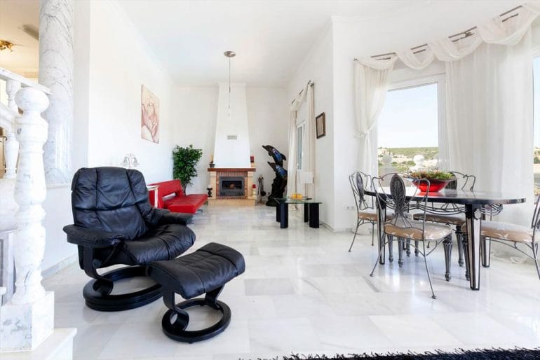 Amplia sala de estar con chimenea Quality Rent a Villa