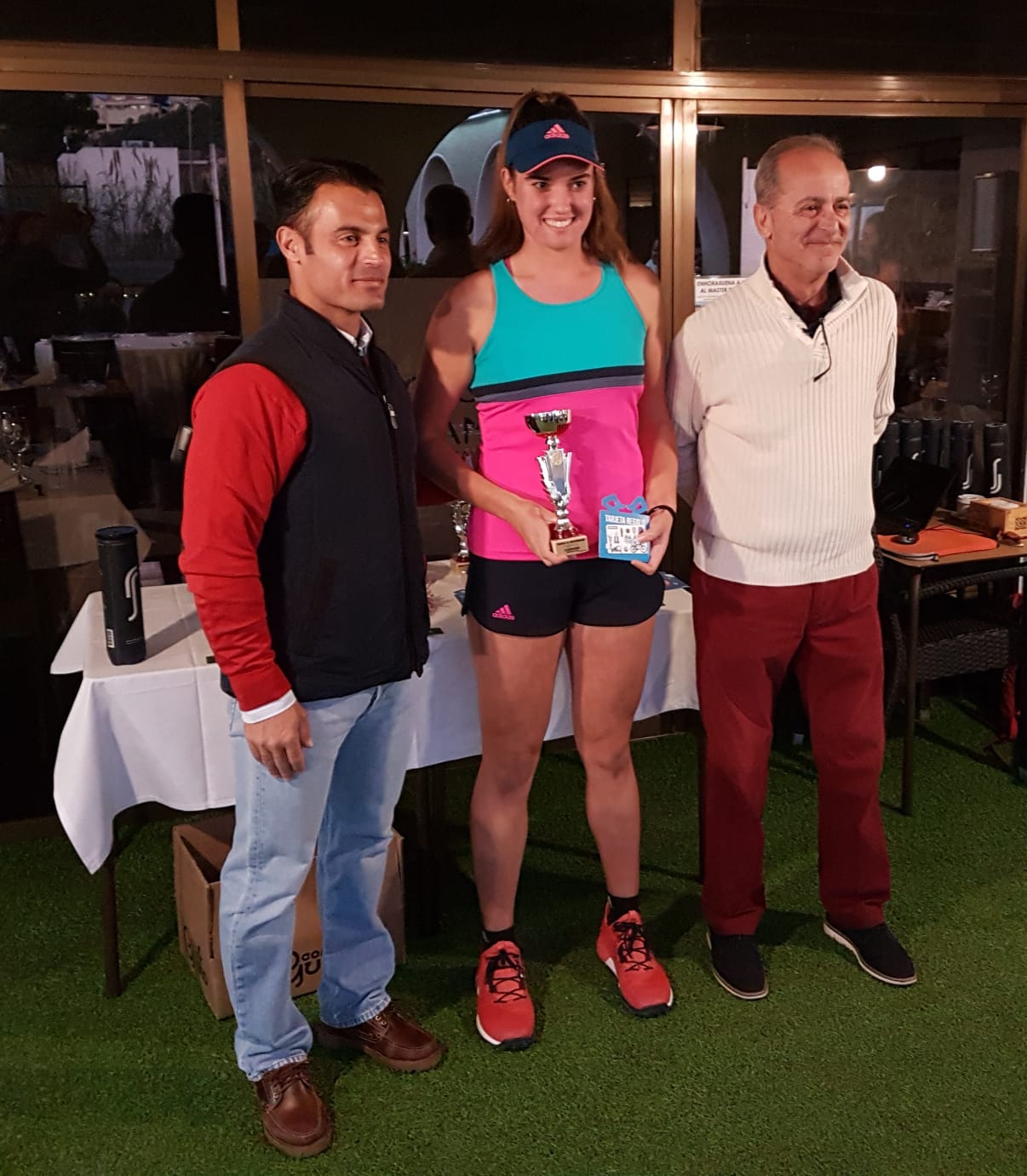 andrea redondo recibiendo su trofeo