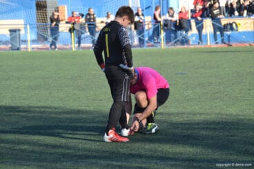 Árbitro atando la bota al portero alevín del Hércules B