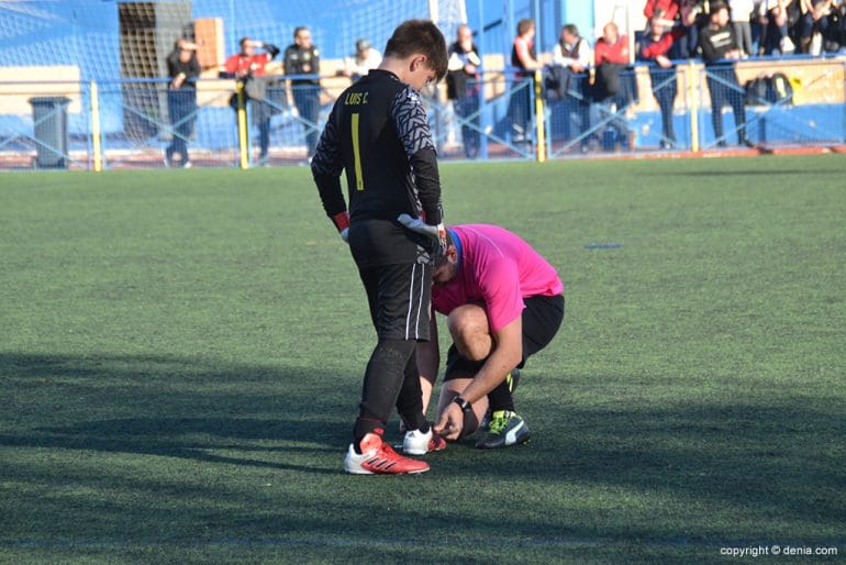 Árbitro atando la bota al portero alevín del Hércules B