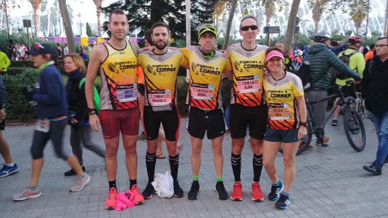 Atletas del Enganxa't a Correr en la maratón