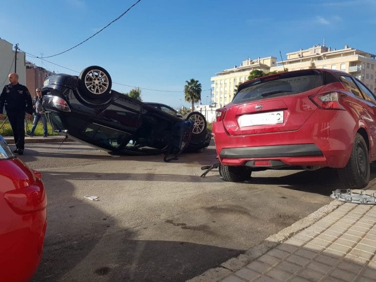 Coche volcado en la calle Isaac Peral