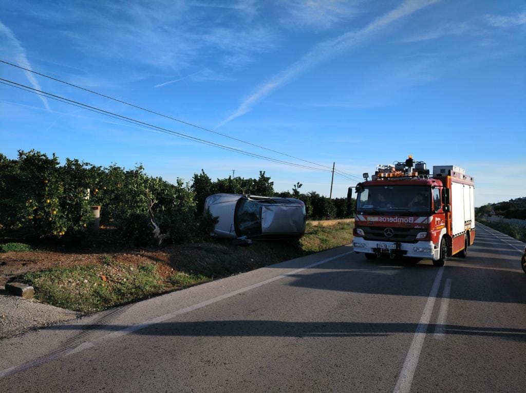 coche volcado en la carretera de pego