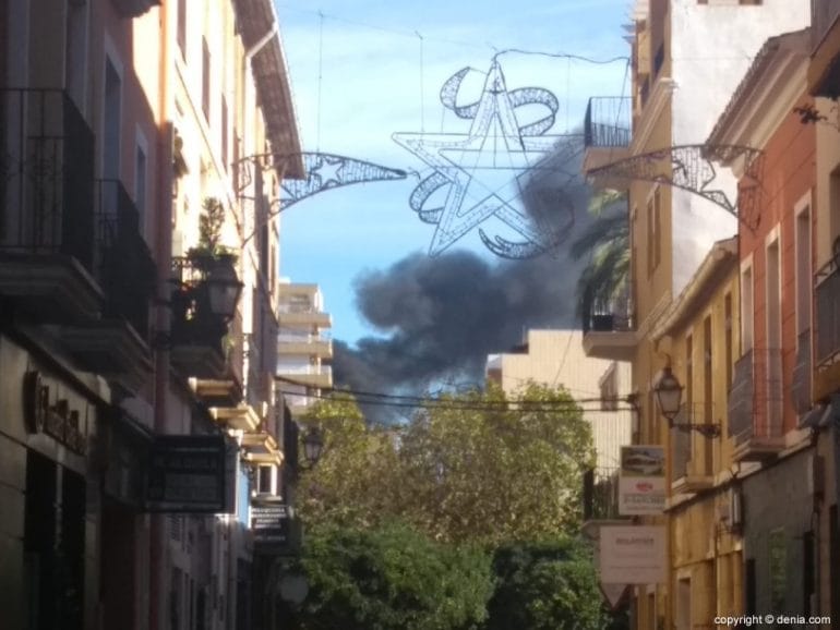 Columna de humo vista desde la calle Pare Pere